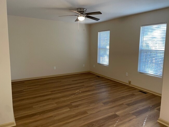 Building Photo - 1305