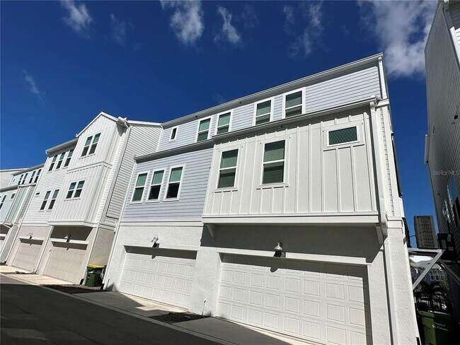 Building Photo - 2328 Lindstrom St