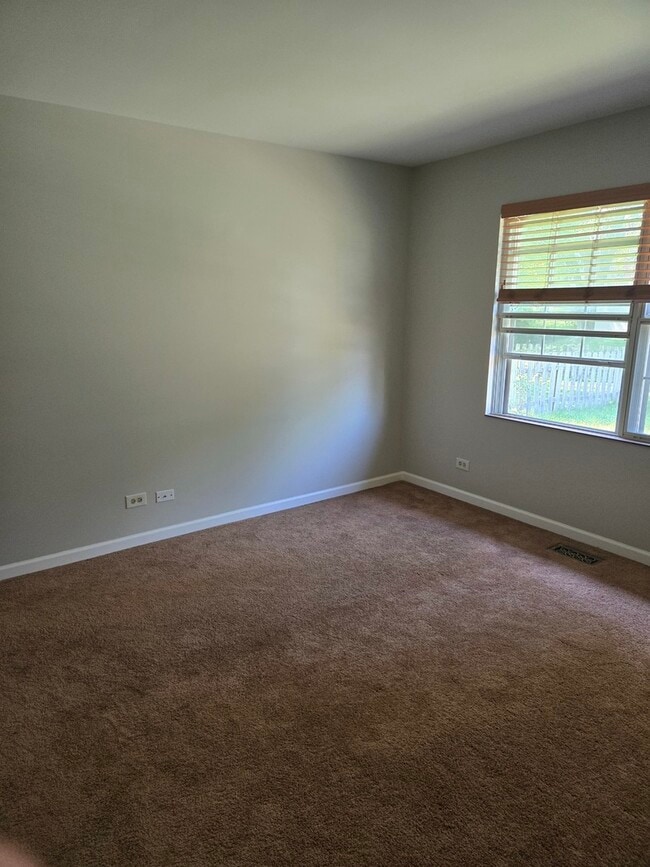 Building Photo - 4480 Shorewood Ct
