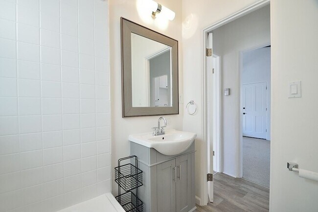 Building Photo - j421