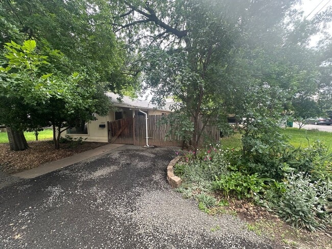 Building Photo - 2050 Laburnum Ave