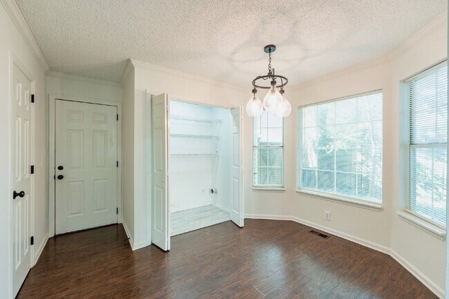 Building Photo - 348 N Birchwood Dr
