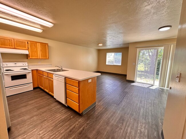 Building Photo - Large 2-story Duplex ~ 3 Bed / 1.5 Bath