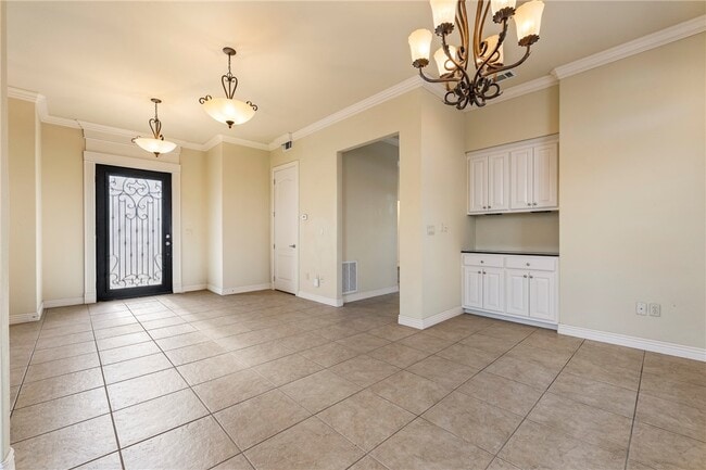 Building Photo - 2700 S Everest Ave