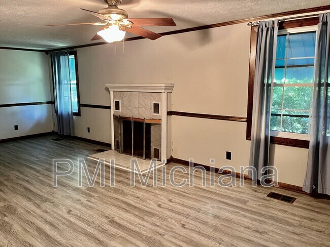 Building Photo - 2405 Woodmont Dr