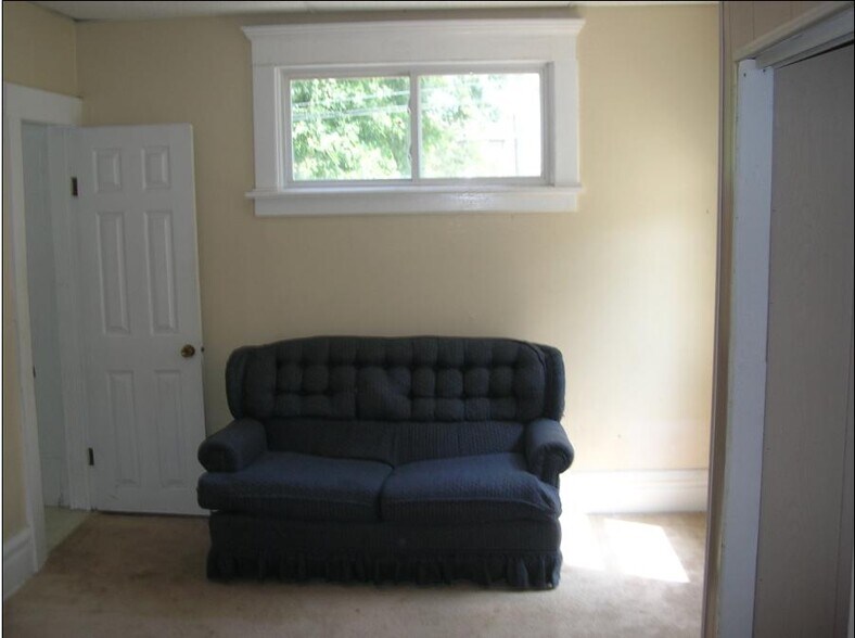 Primary Photo - 1586 Indianola Ave