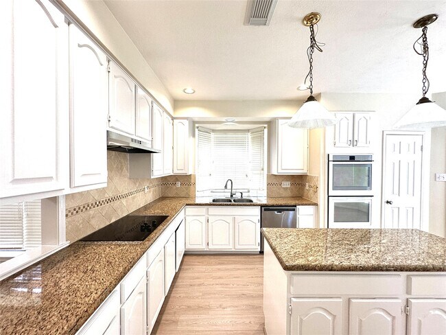 Building Photo - 3302 Richland Dr