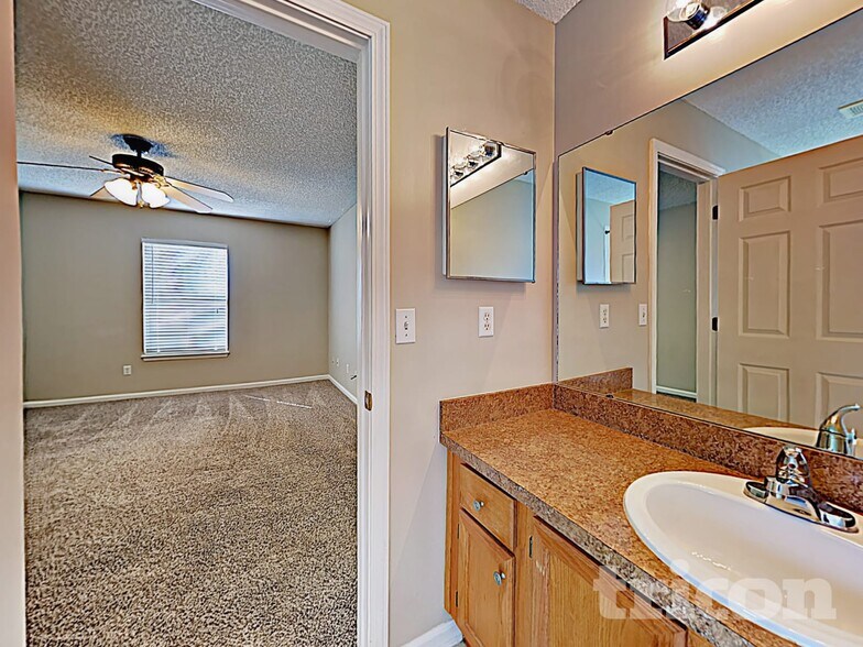 Building Photo - 4303 Hanging Moss Dr