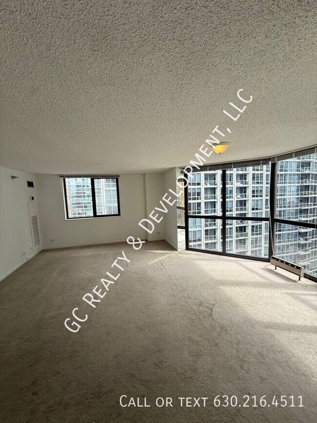 Building Photo - 33 W Delaware Pl