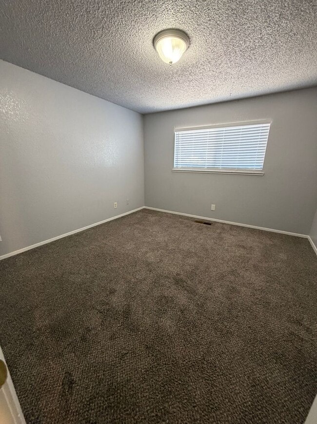 Building Photo - Centrally located home, clean and ready for occupany
