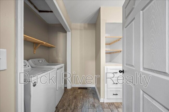 Building Photo - 406 7th St