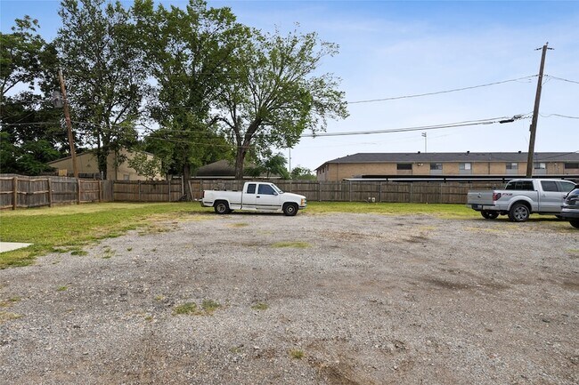 Building Photo - 313 E Mitchell - Unit B St