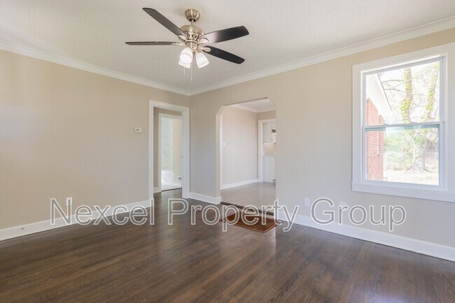 Building Photo - 1055 University St