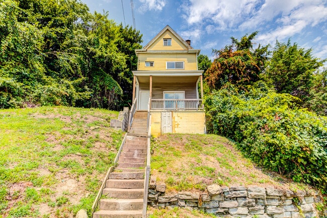 Building Photo - Available August 2026 - 3 Bedroom Home w/ Central AC & Spacious Yard!