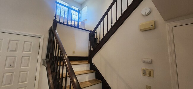 Building Photo - Beautiful 3 Bedroom Home in Desirable Rive...