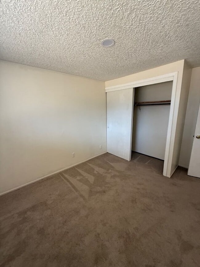 Building Photo - Spacious 4-Bedroom Duplex Near Westfield Mall