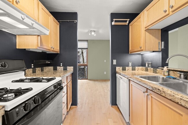 Building Photo - 2 BR 2 BA Townhome in North Tabor- 3 Levels!
