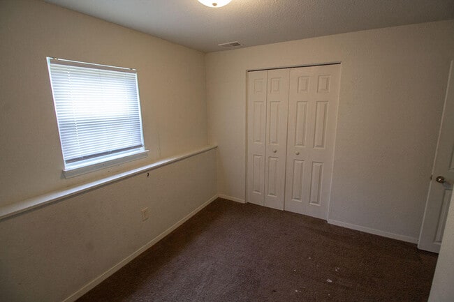 Building Photo - 1013 W Ash St