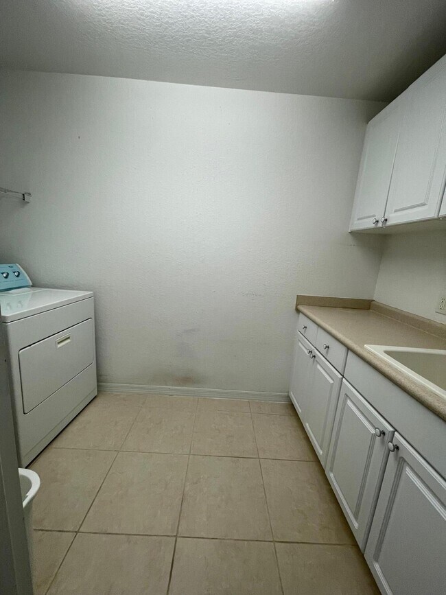 Building Photo - 1833 Pelican Dr