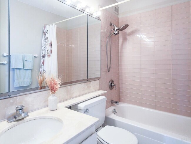 Building Photo - 2650 N Lakeview Ave