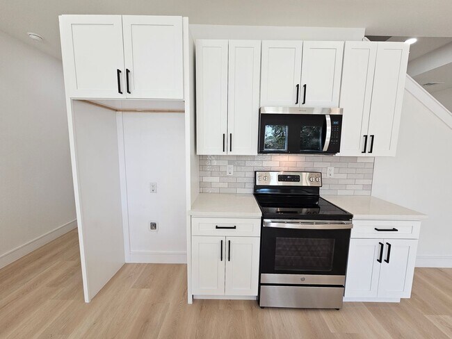 Building Photo - Available now ready for immediate move in ...