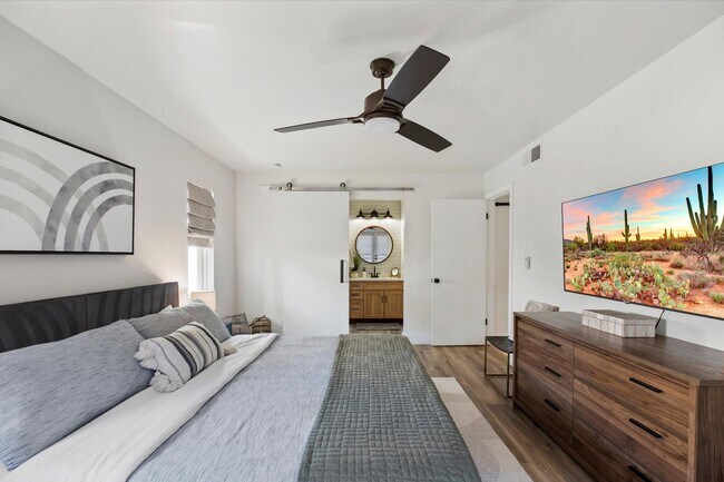 Building Photo - 1820 E Morten Ave