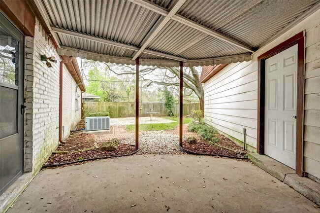 Building Photo - 1902 Sedgie Dr