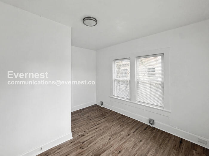 Building Photo - 1515 36th Pl N