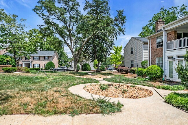 Building Photo - Prime Greenville Location! 3BR Ground Floor Condo in Gated Community