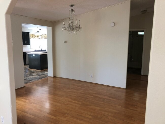 Building Photo - Spacious 3 bedroom home