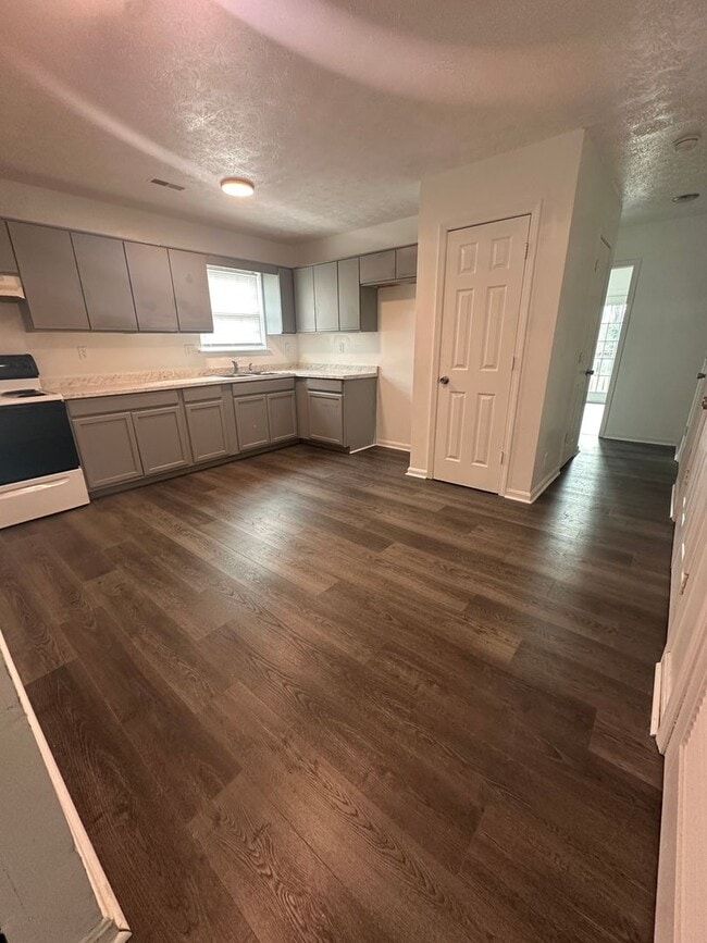 Building Photo - 5 Bed / 1.5 Bath