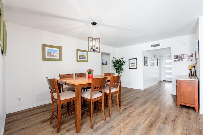 Building Photo - 2426 E Sahuaro Dr