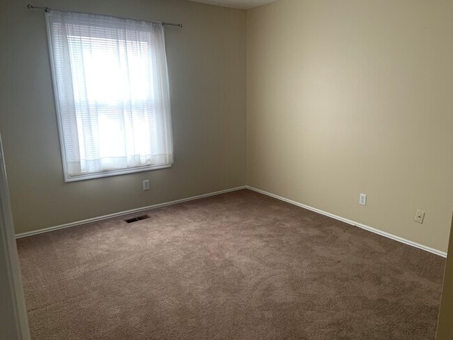 Building Photo - Spacious Sandy 3 Bedroom!