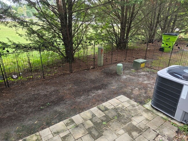 Building Photo - 3 bedroom 3 bath townhouse with one car ga...