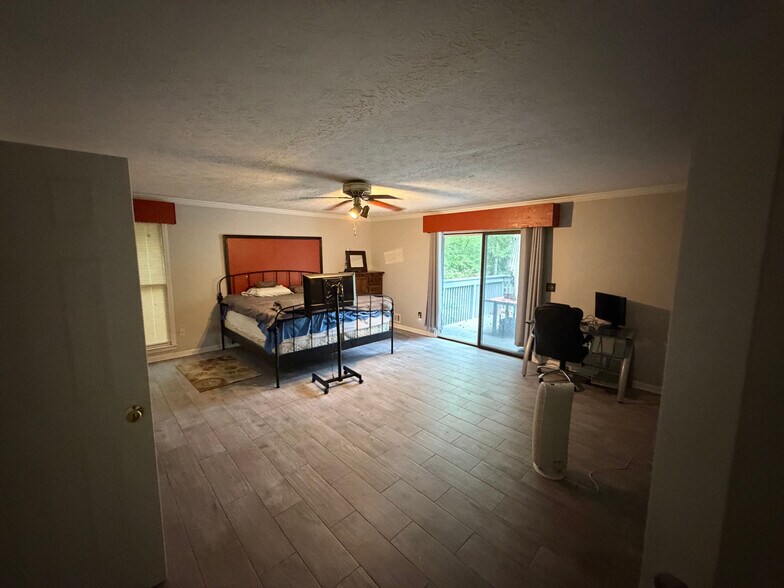 Building Photo - Room in House on Lilburn Stone Mountain Rd