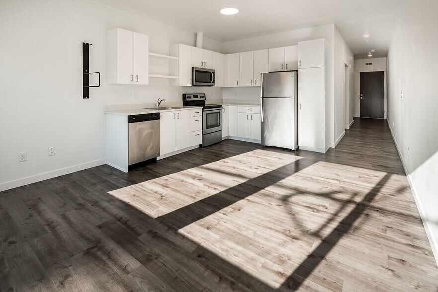 Building Photo - 54 Woodstock ~ Studios & One Bedrooms ~ Gr...
