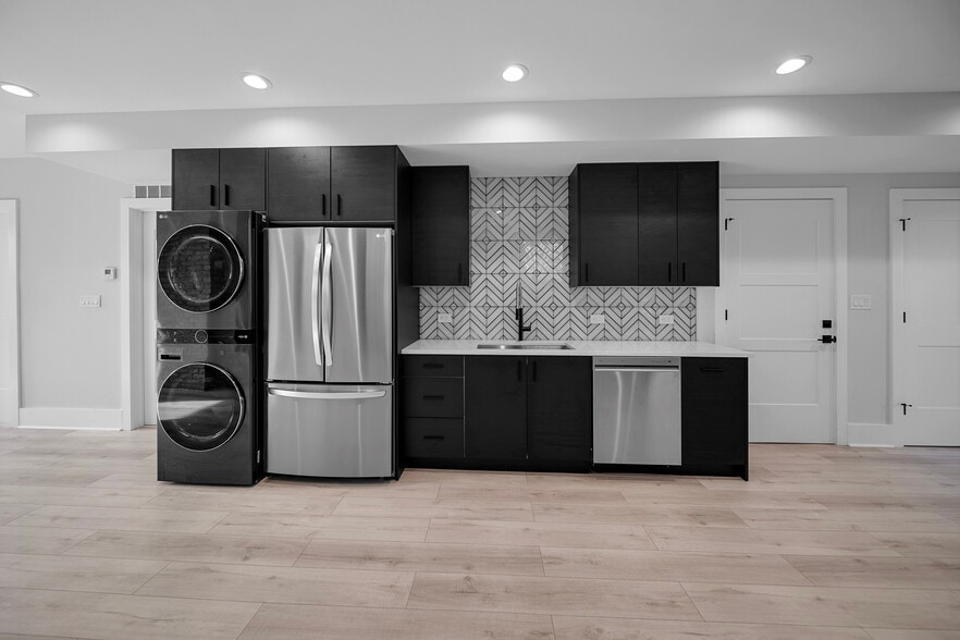 Building Photo - 1320 W 19th St