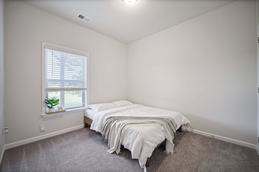 Building Photo - 1595 Ridgebrook Downs