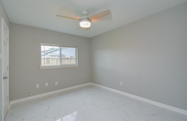 Building Photo - 326 Fair Oak Dr