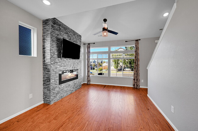 Building Photo - $2,595.00, 2-bed, 2.5-bath located in Aurora.