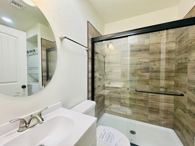Building Photo - Available 10/10/25! Modern Renovated 2 Bed...