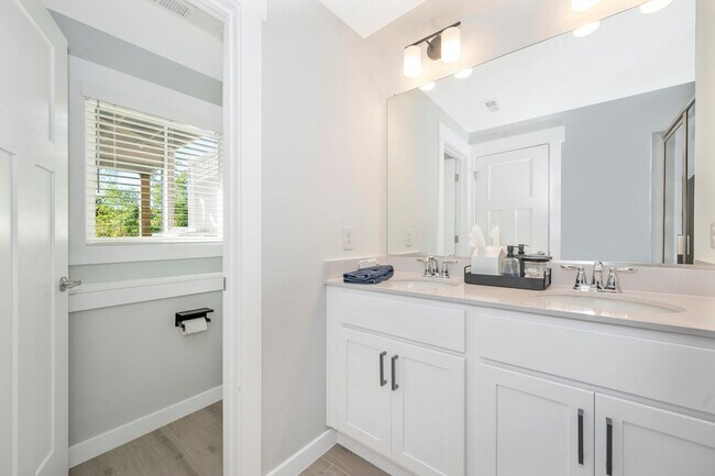 Building Photo - The Enclave At Gambrill View