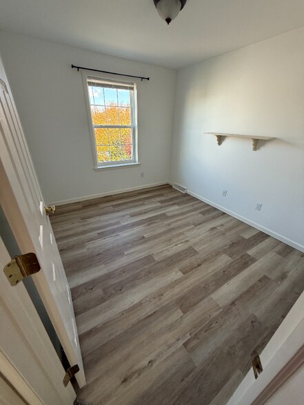 Building Photo - 48 Laurel Dr