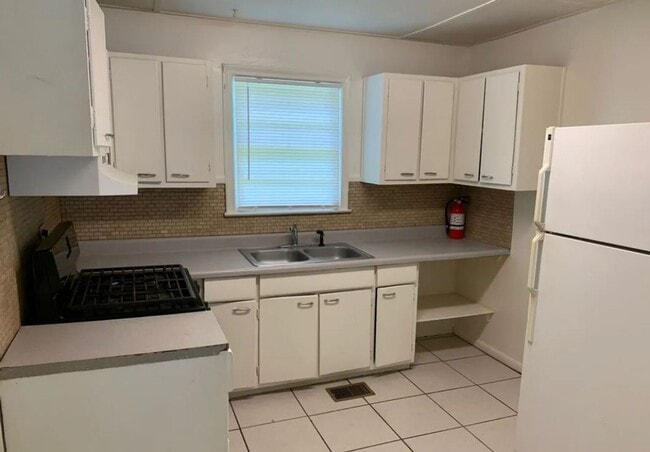 Building Photo - 1642 Sharkey St