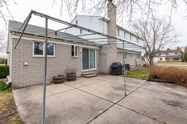 Building Photo - 3535 Balfour Dr