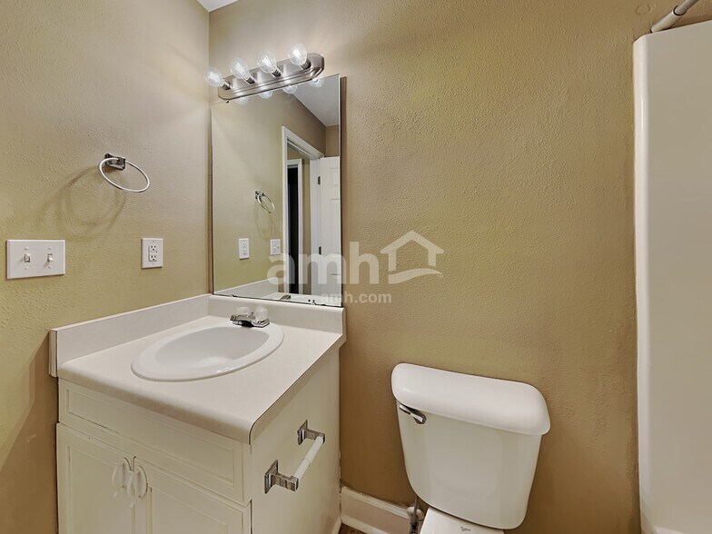 Building Photo - 208 Winding Willow Trl