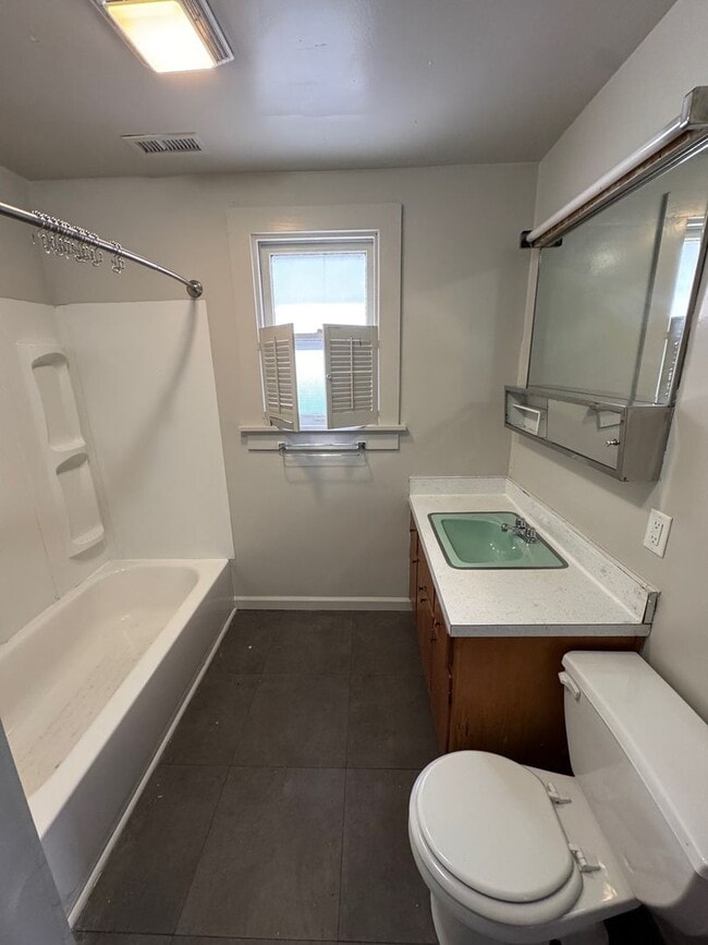 Building Photo - 1211 Bell Ave