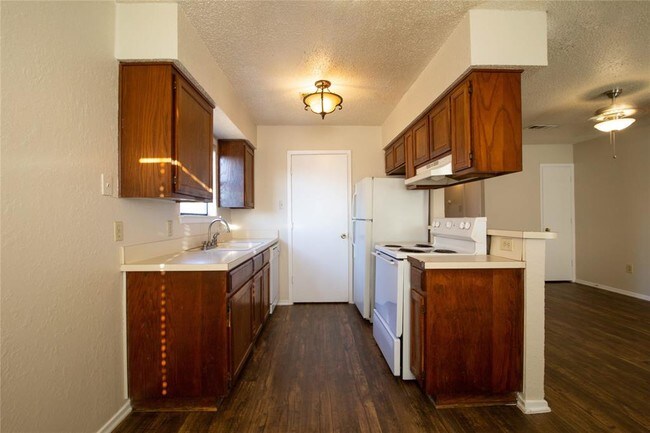 Building Photo - 215 Roberts Cir