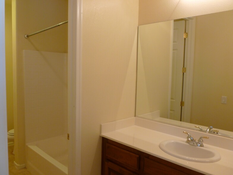 Building Photo - 5717 Leonidas St