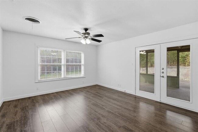 Building Photo - 2402 Little John Ln